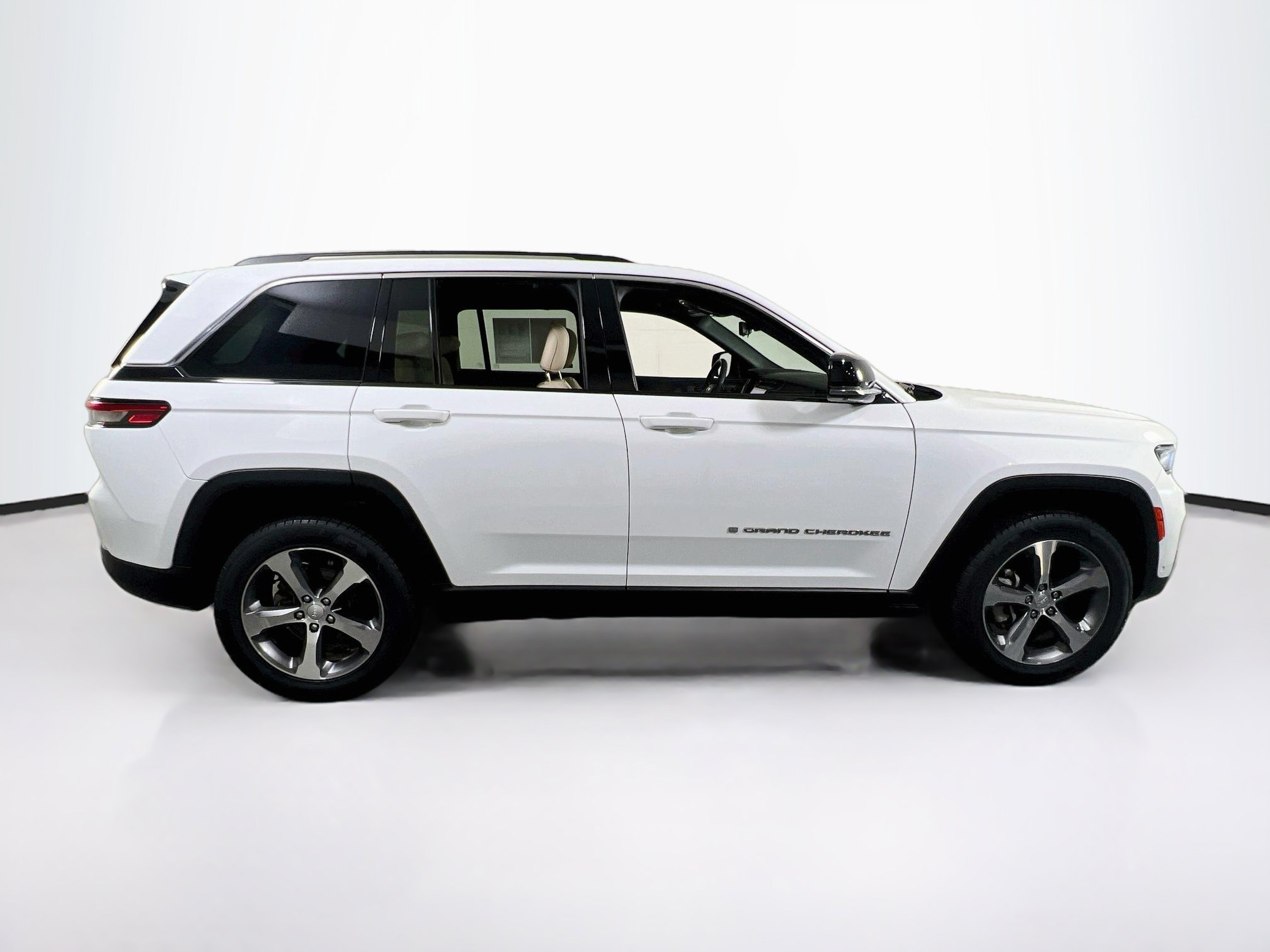 Used 2023 Jeep Grand Cherokee Limited w/ Luxury Tech Group II AWD/4WD image 4