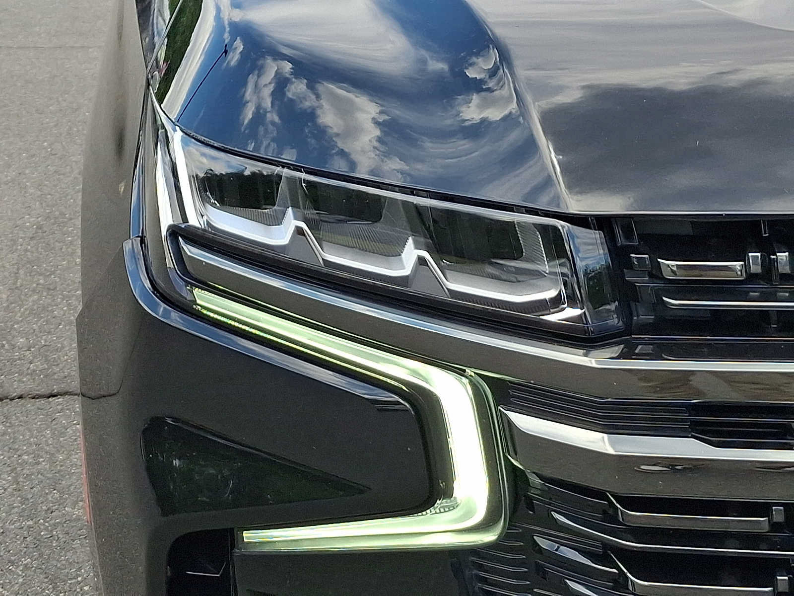 Used 2022 Chevrolet Suburban RST w/ Luxury Package AWD/4WD image 9