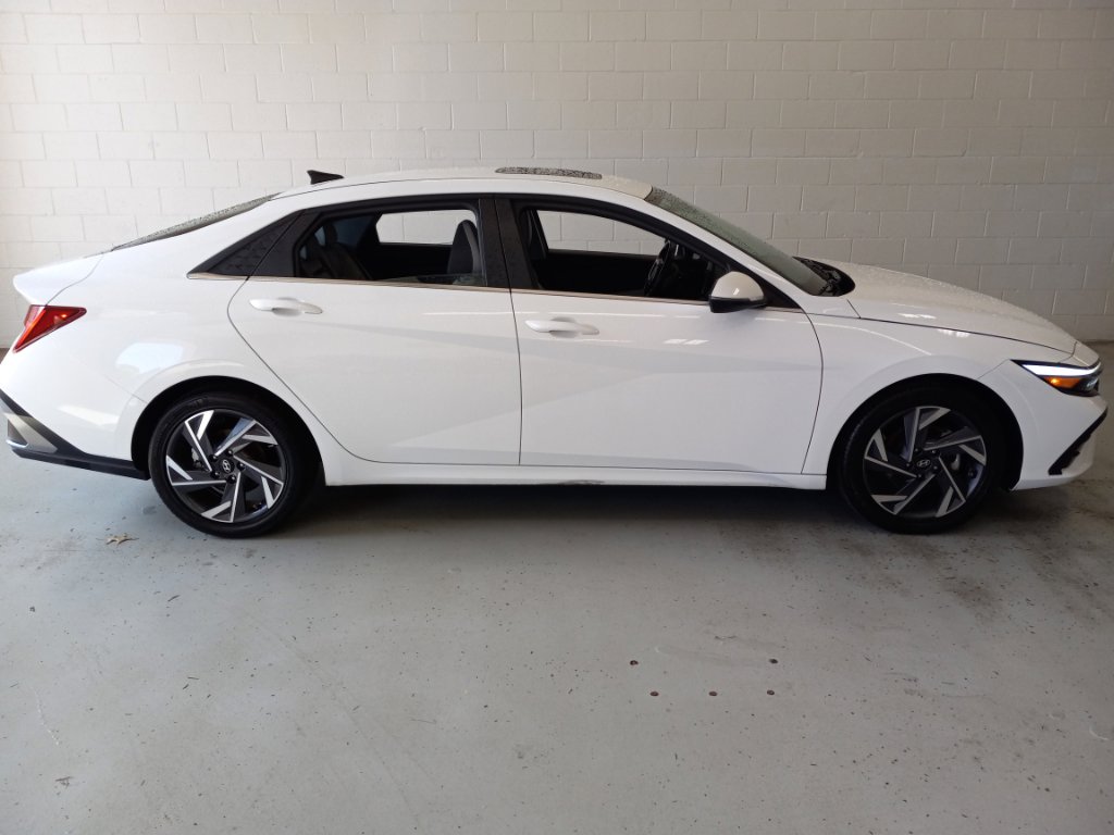 Used 2025 Hyundai Elantra Limited FWD image 2