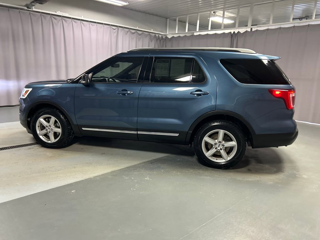 Used 2018 Ford Explorer XLT w/ Equipment Group 202A image 4