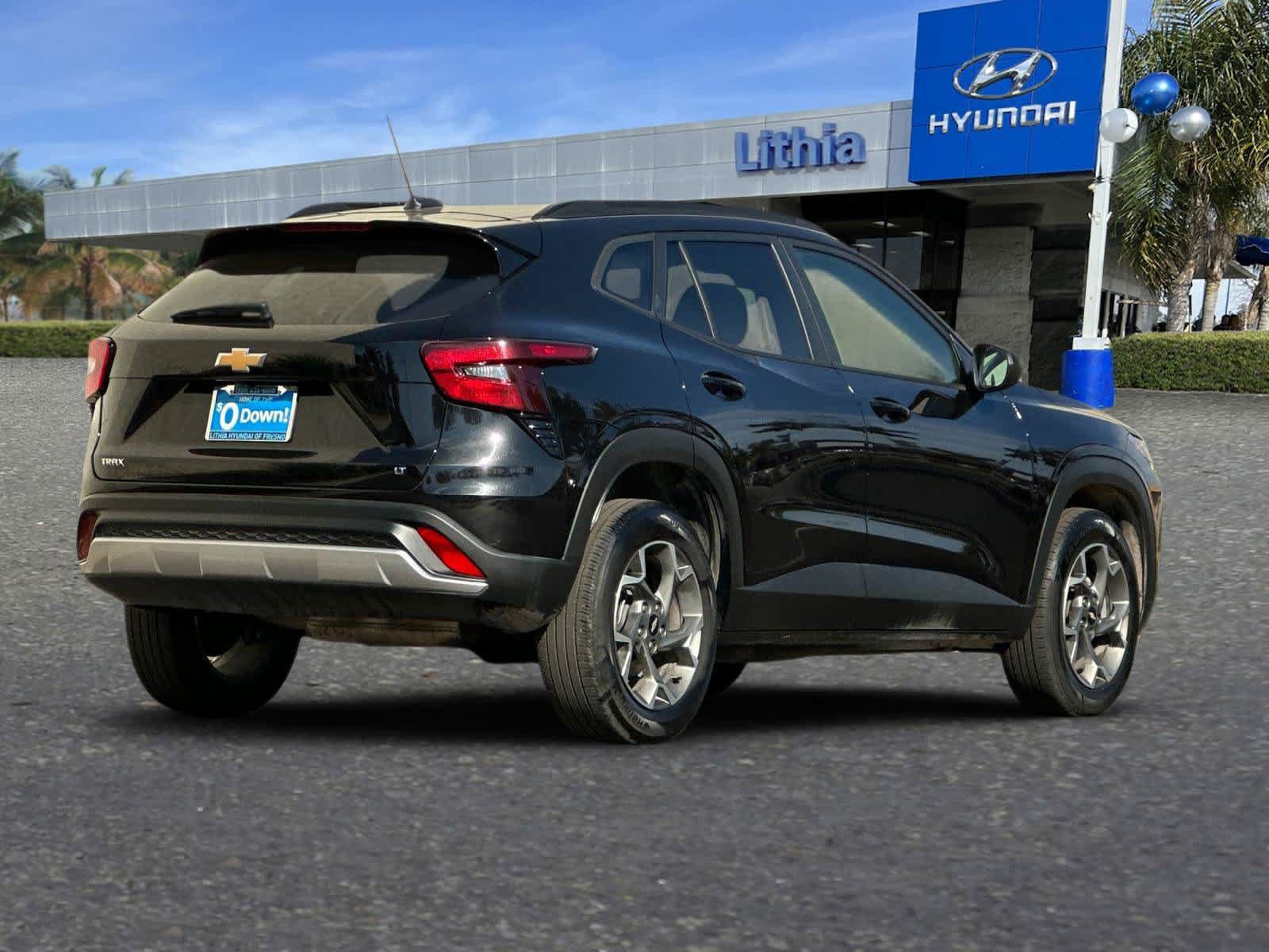 Used 2025 Chevrolet Trax LT FWD image 3