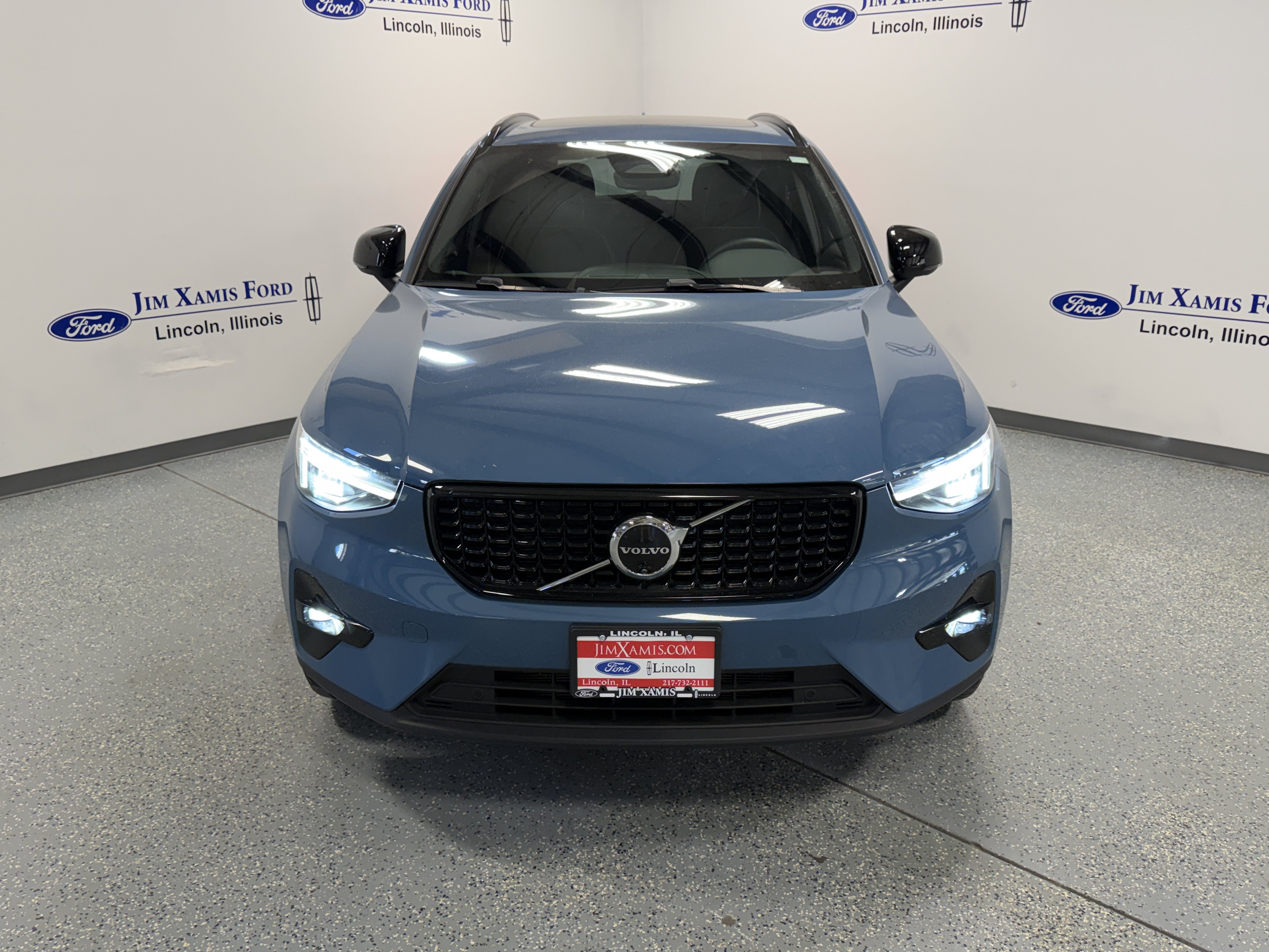 Used 2025 Volvo XC40 B5 Plus AWD/4WD image 2