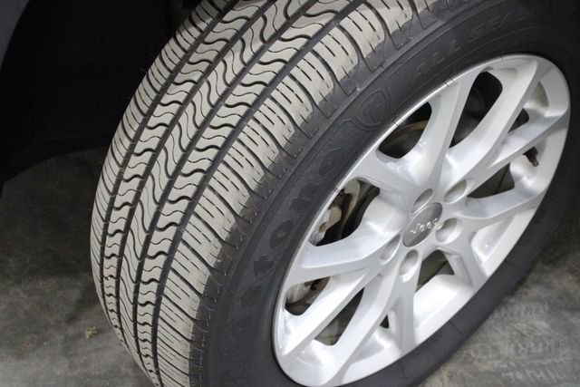 Used 2017 Jeep Cherokee Latitude w/ Comfort/Convenience Group image 42