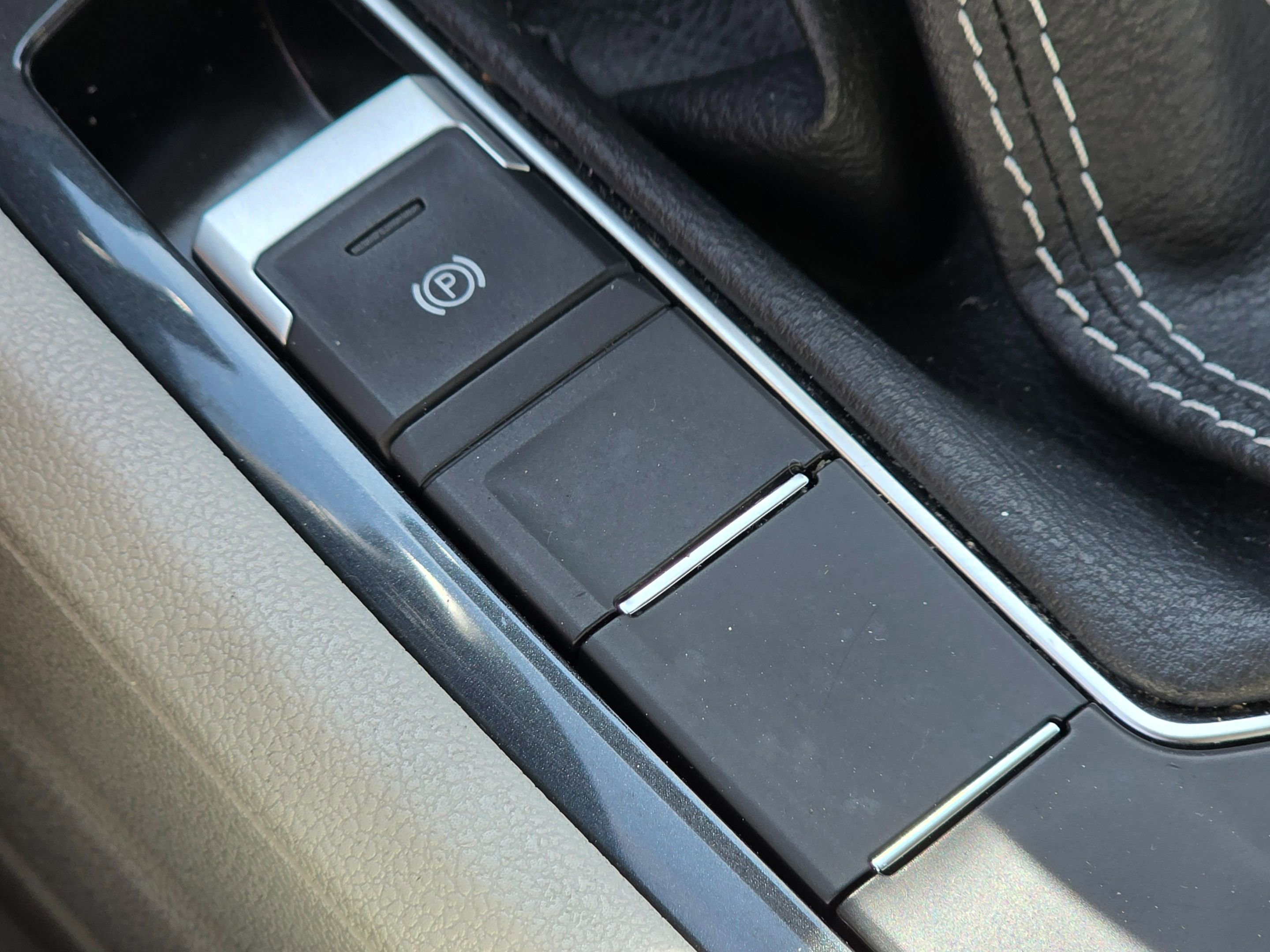Used 2022 Volkswagen Tiguan SE FWD image 37