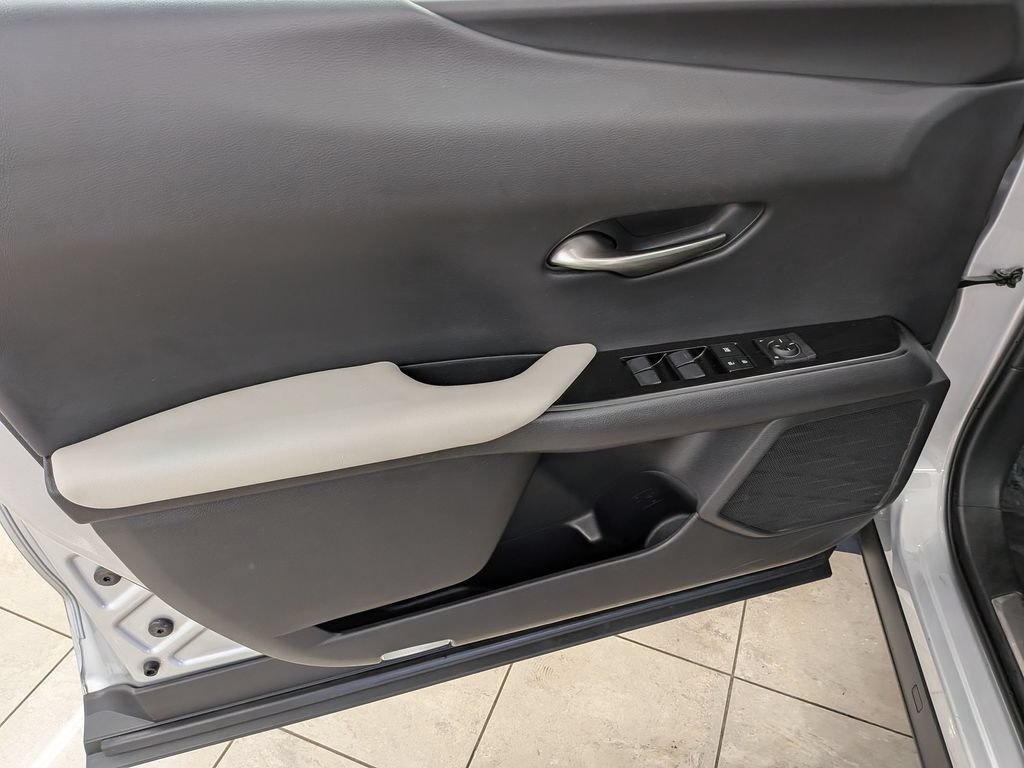 Used 2019 Lexus UX 200 w/ Accessory Package FWD image 15