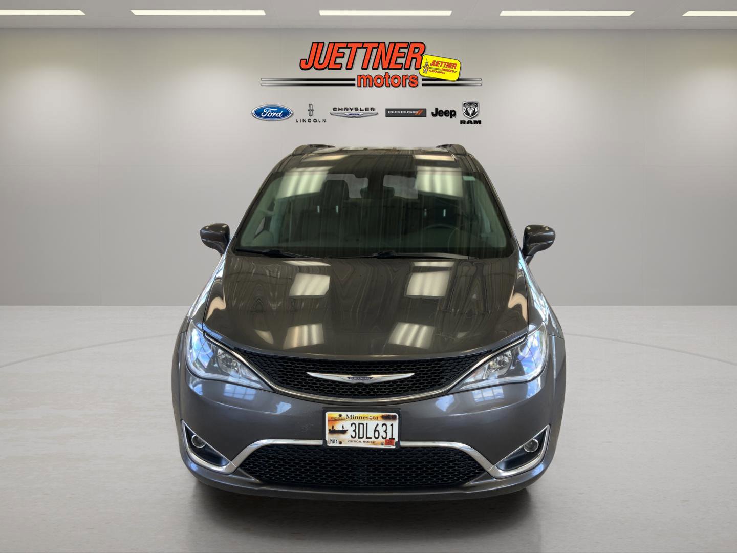 Used 2017 Chrysler Pacifica Touring-L FWD image 2
