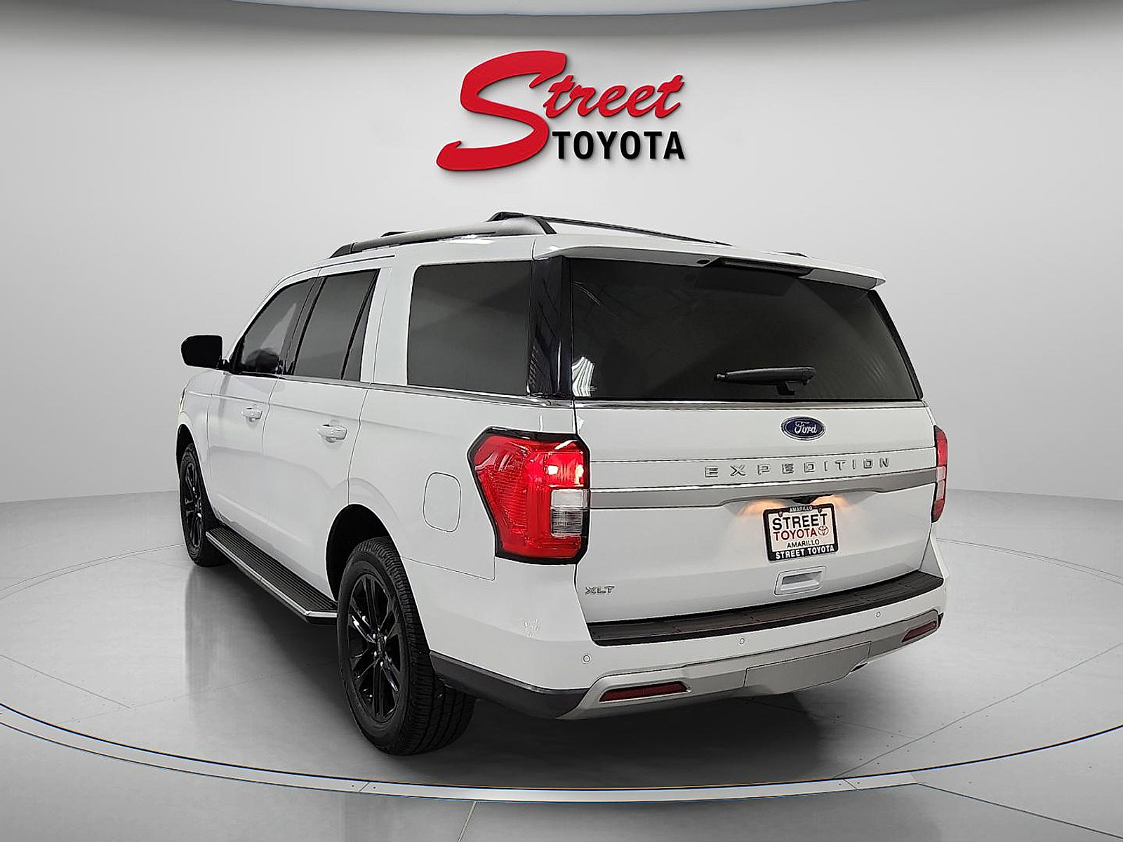 Used 2023 Ford Expedition XLT AWD/4WD image 3