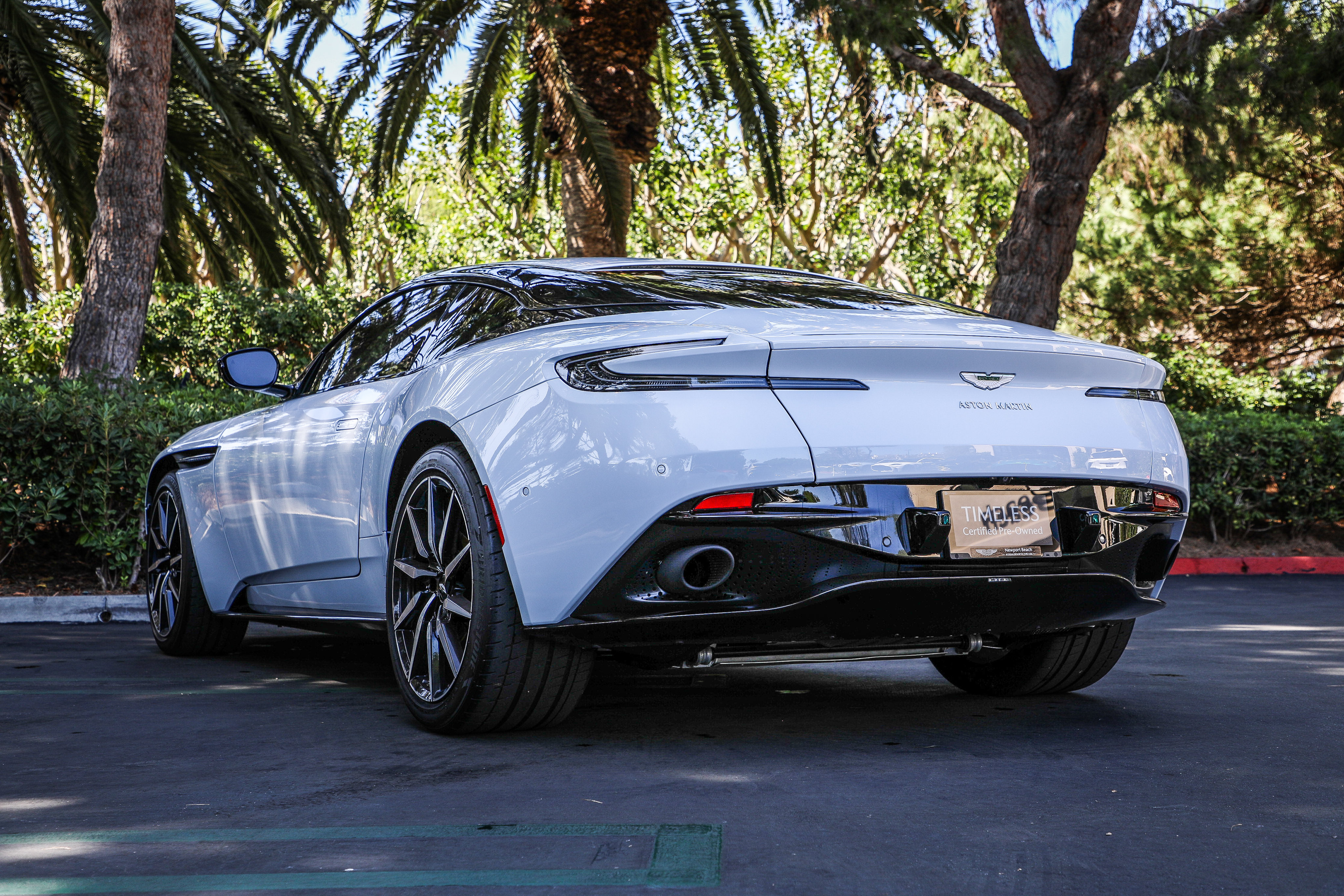 Used 2022 Aston Martin DB11 Coupe RWD image 25