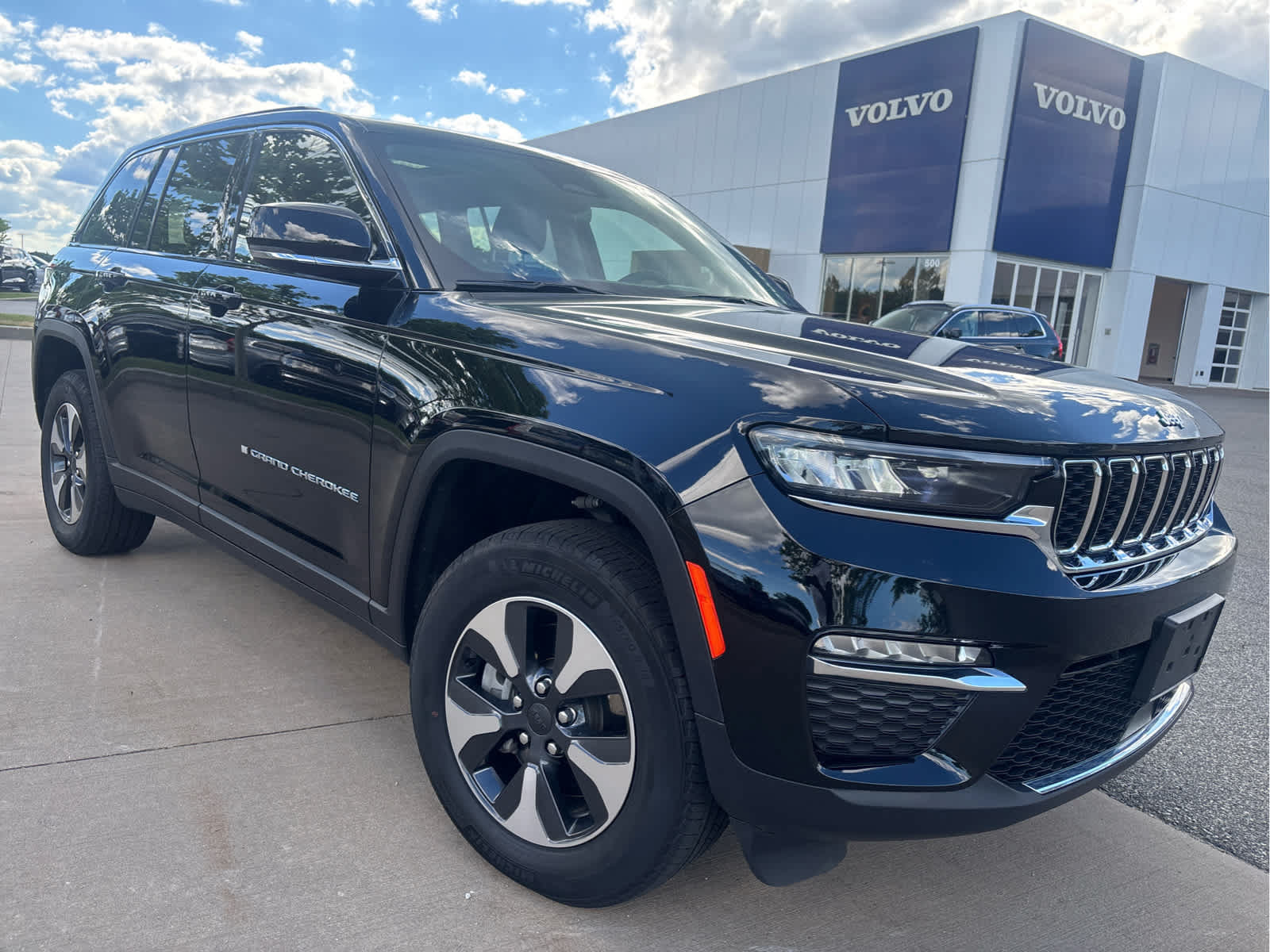 Used 2023 Jeep Grand Cherokee 4WD 4xe image 2