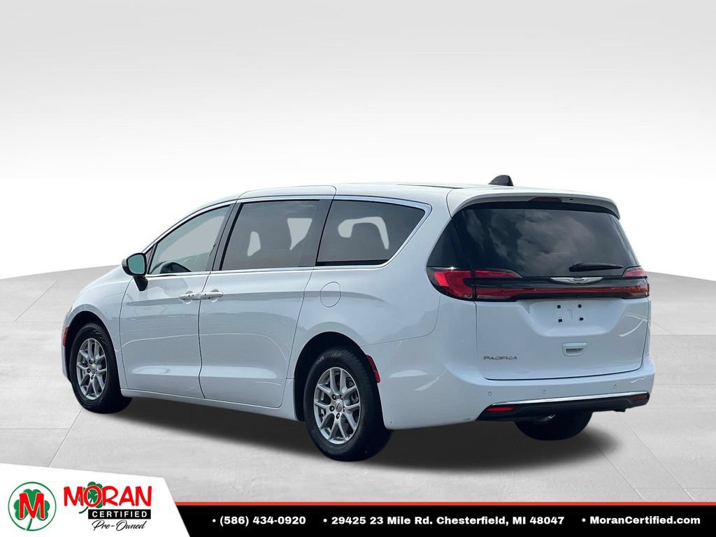 Used 2023 Chrysler Pacifica Touring-L FWD image 4