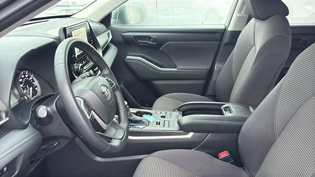 Used 2025 Toyota Highlander LE image 27