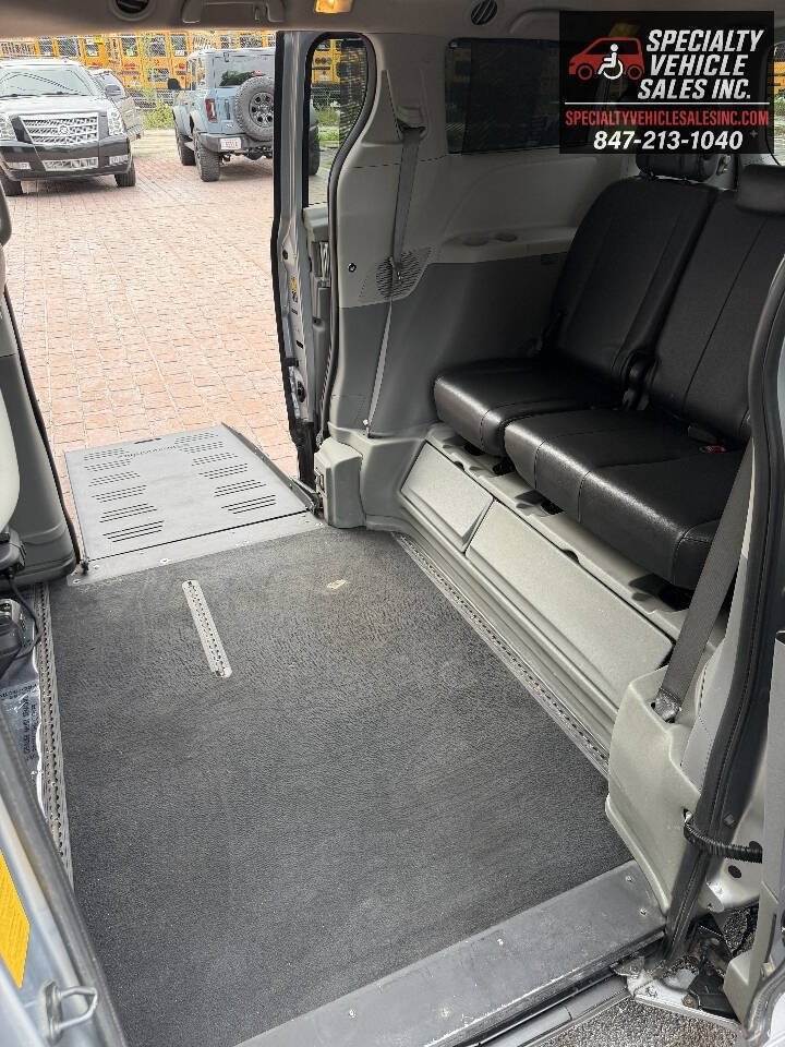 Used 2014 Toyota Sienna SE FWD image 16