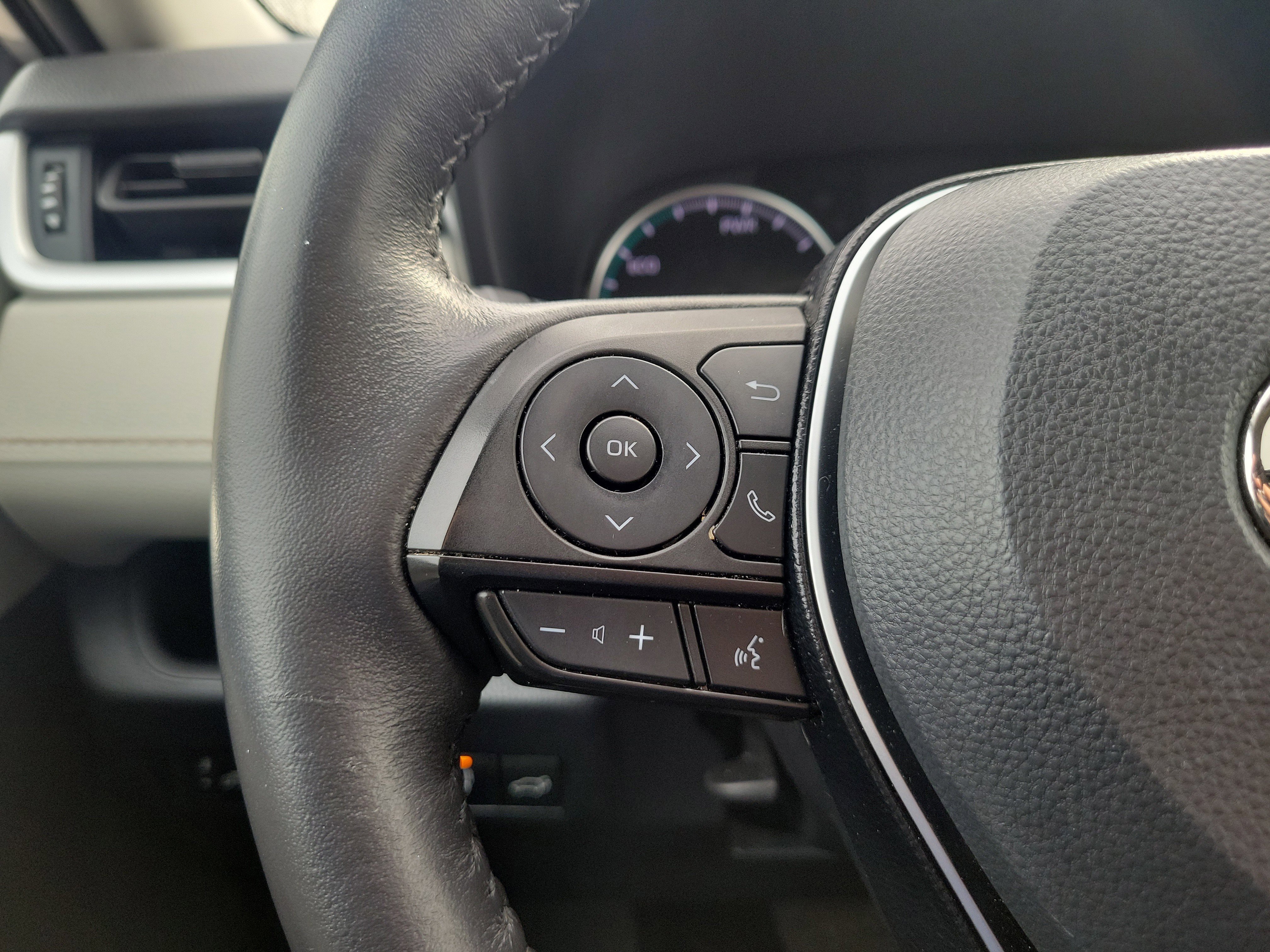 Used 2021 Toyota RAV4 XLE w/ Convenience Package image 24