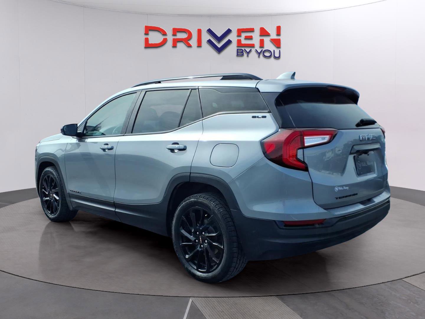 Used 2023 GMC Terrain SLE w/ Driver Convenience Package FWD image 3