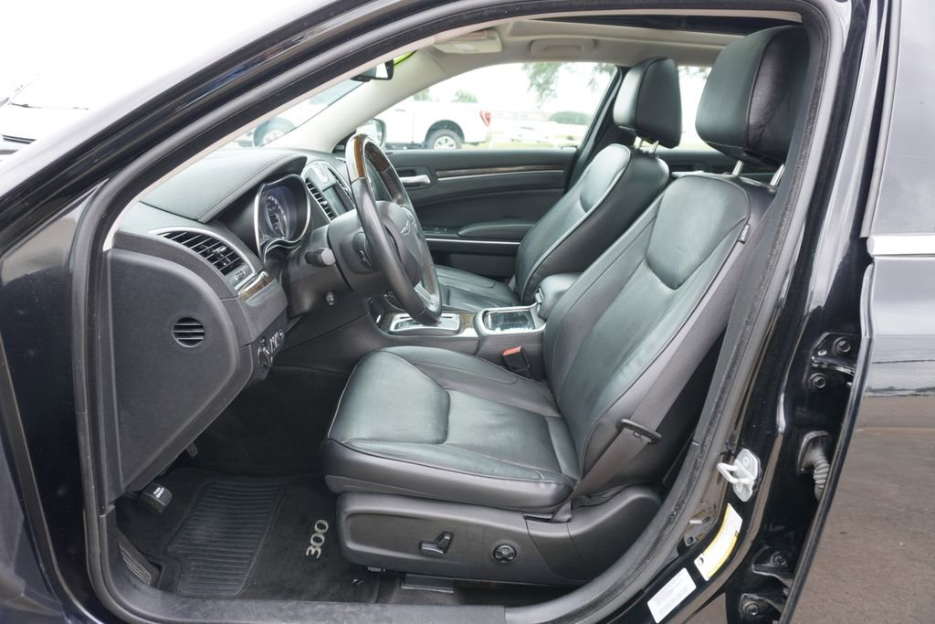 Used 2016 Chrysler 300 C RWD image 7