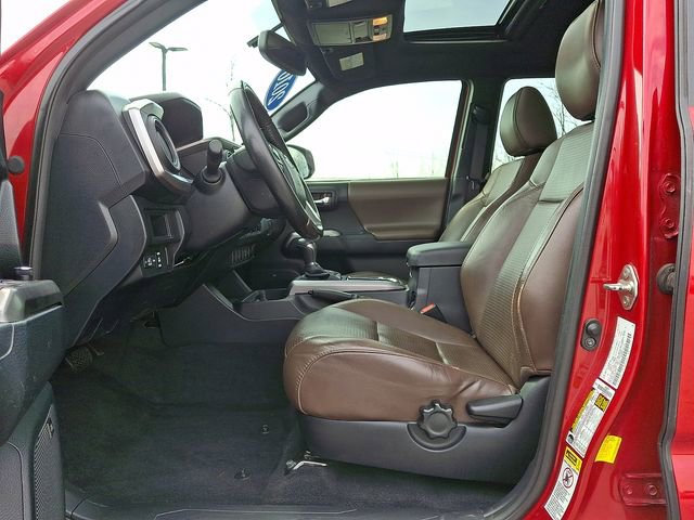 Used 2016 Toyota Tacoma Limited w/ Towing Package image 15