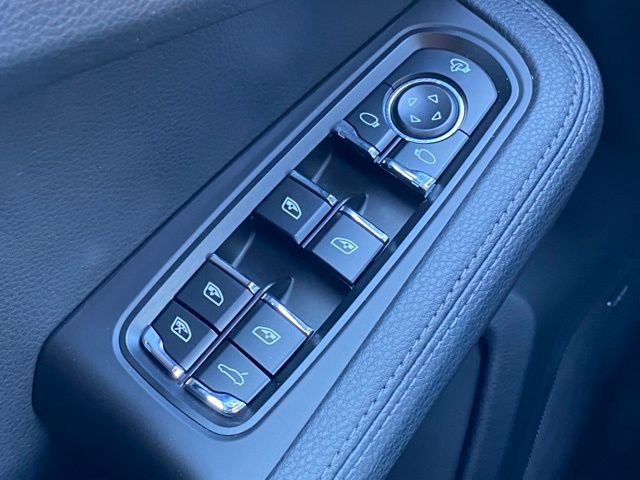 Certified 2025 Porsche Macan image 24