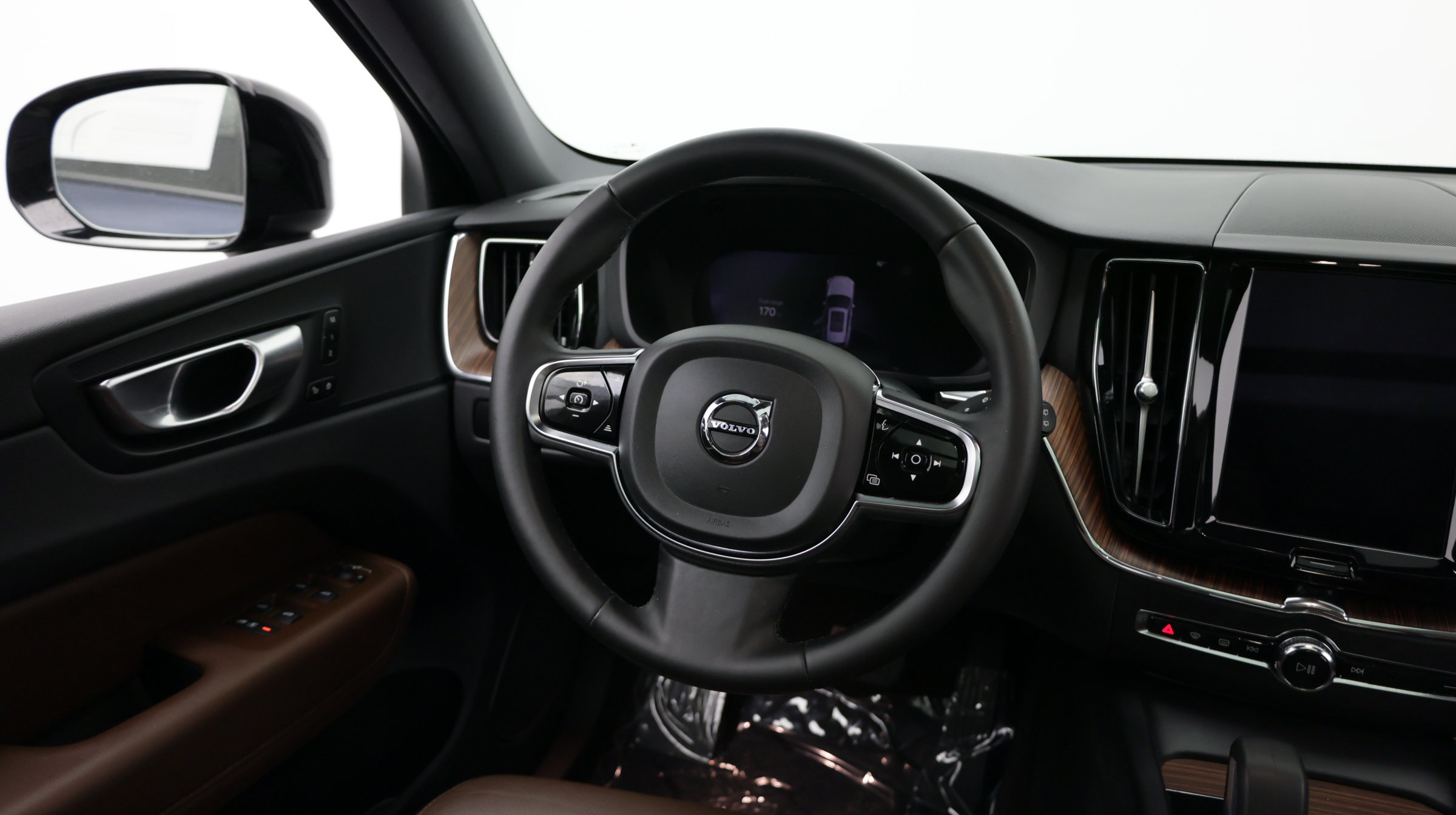 Used 2024 Volvo XC60 B5 Plus AWD/4WD image 26