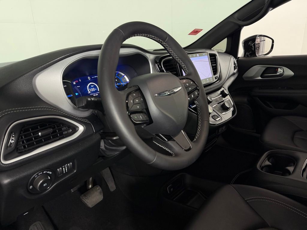Used 2024 Chrysler Pacifica Select image 22