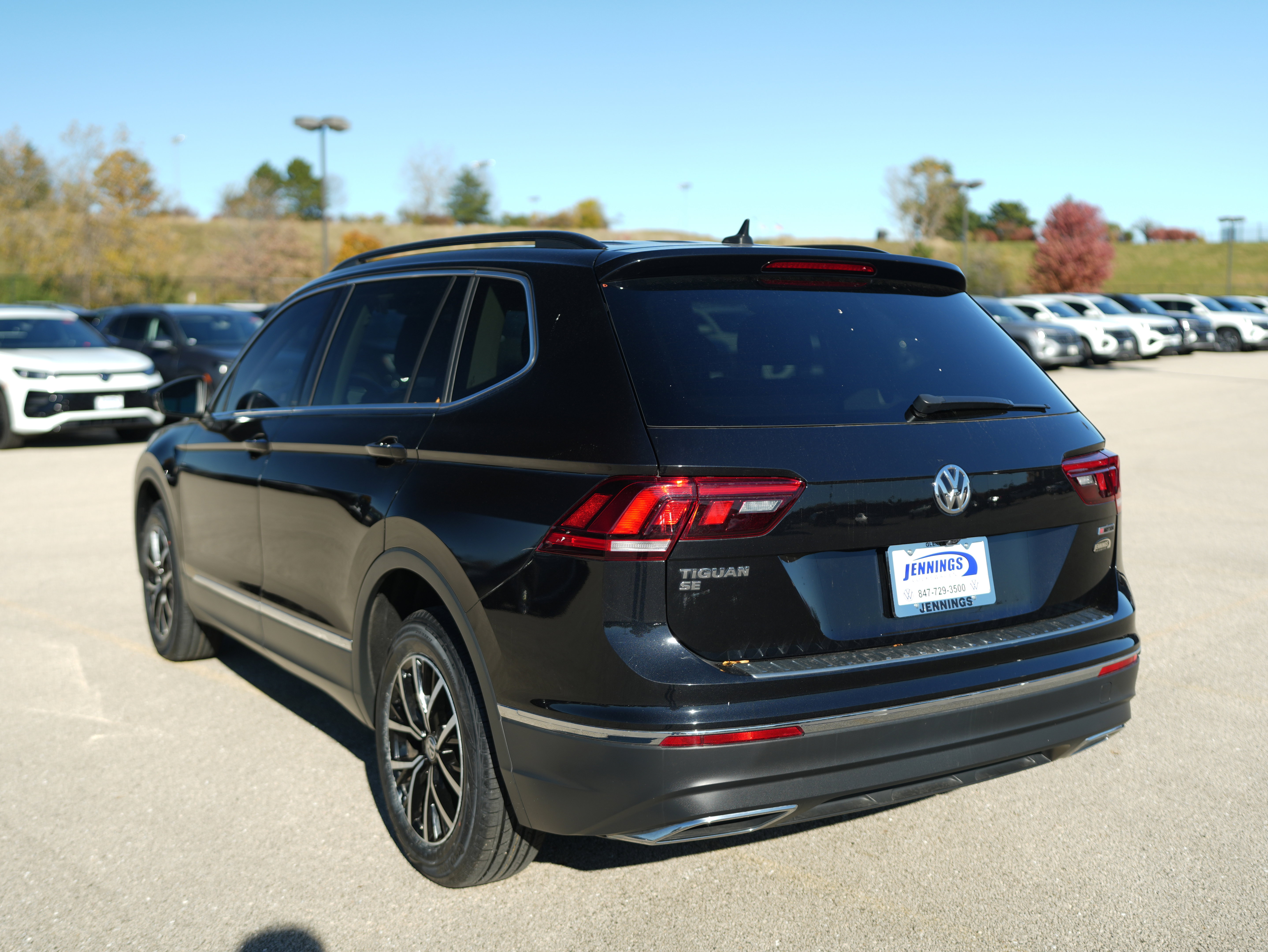Used 2021 Volkswagen Tiguan SE w/ Panoramic Sunroof Package image 5