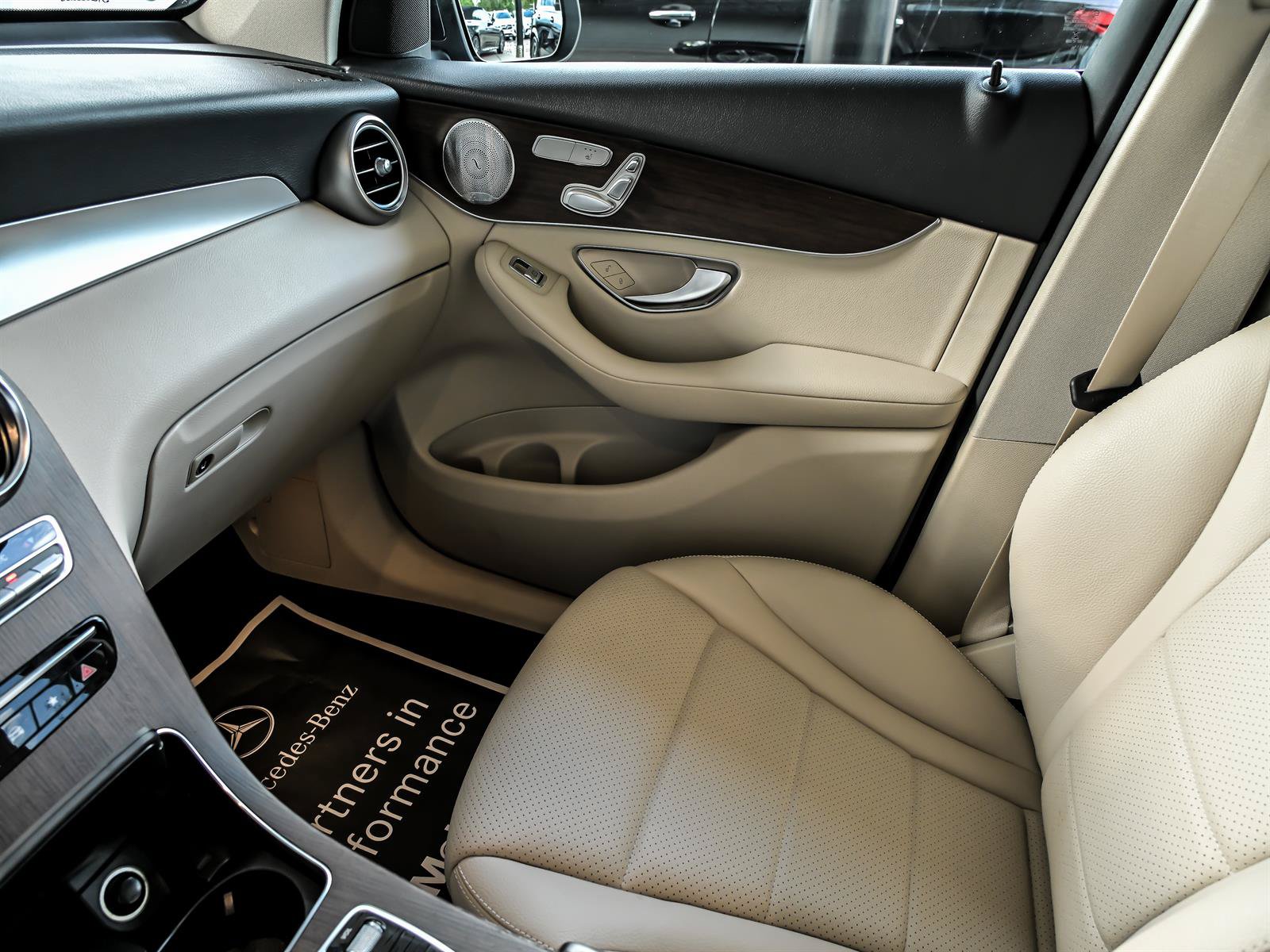 Used 2020 Mercedes-Benz GLC 300 4MATIC image 25