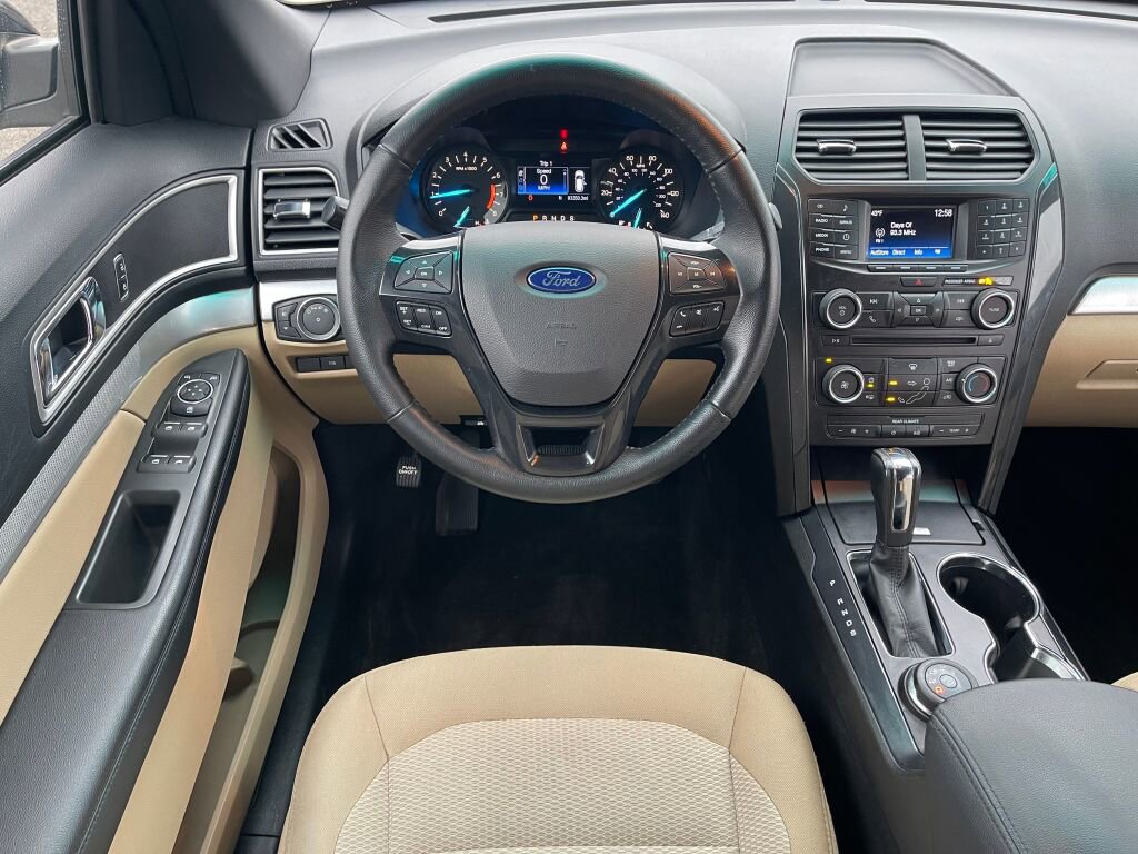 Used 2017 Ford Explorer XLT image 2