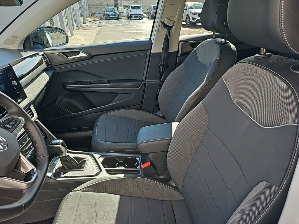 Certified 2025 Volkswagen Taos SE image 10