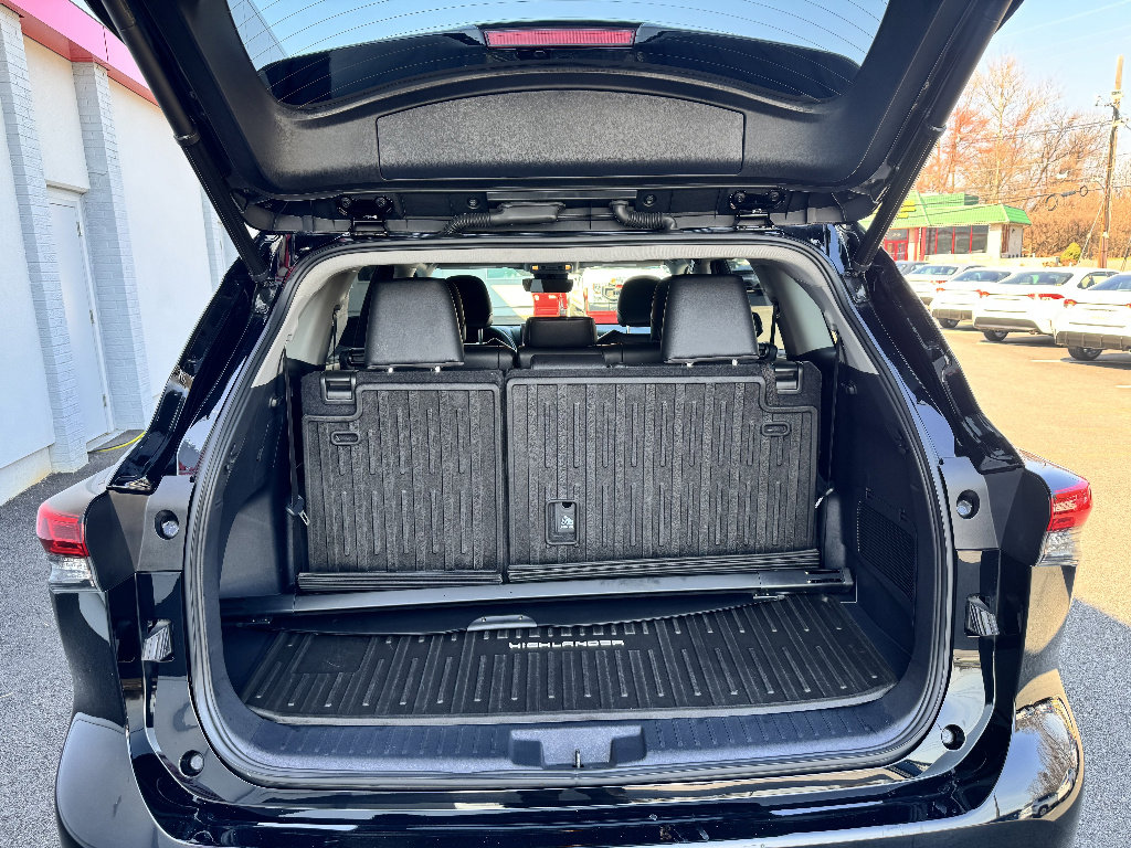 Used 2023 Toyota Highlander XLE image 11