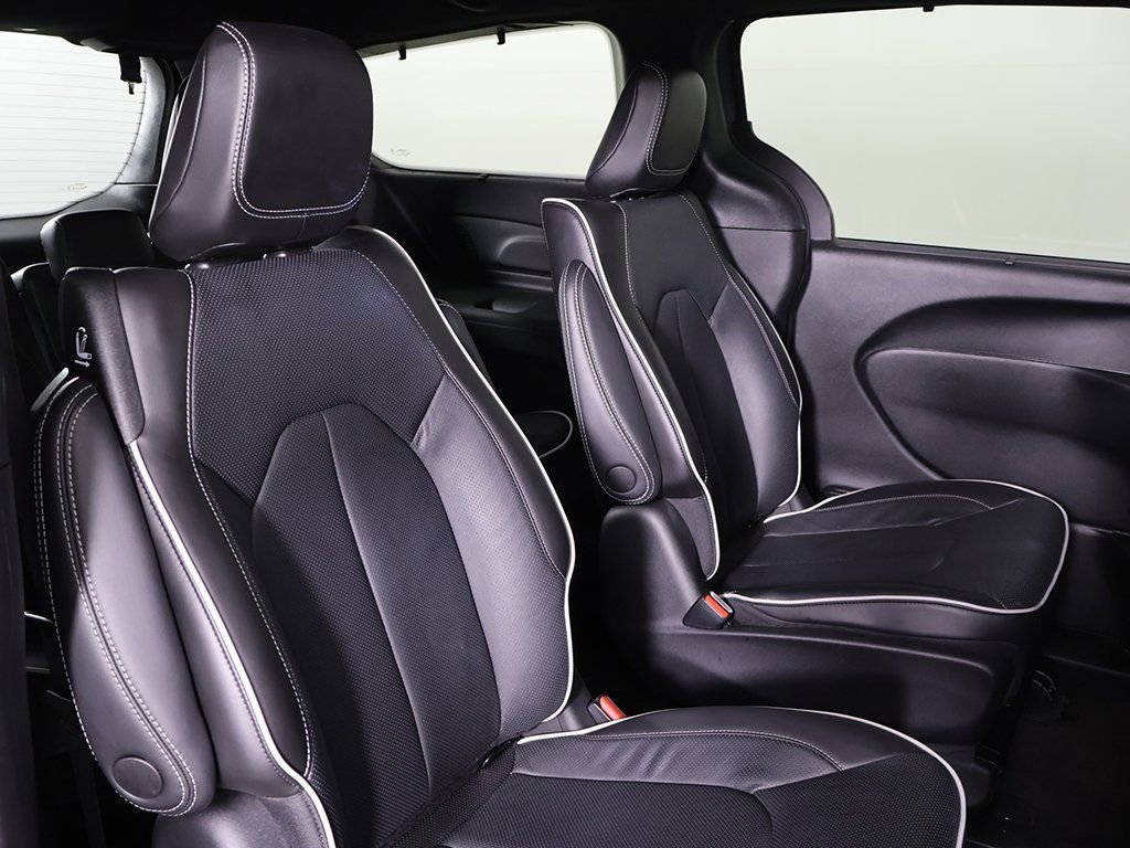 Used 2023 Chrysler Pacifica Limited w/ Uconnect Theater Family Group image 35