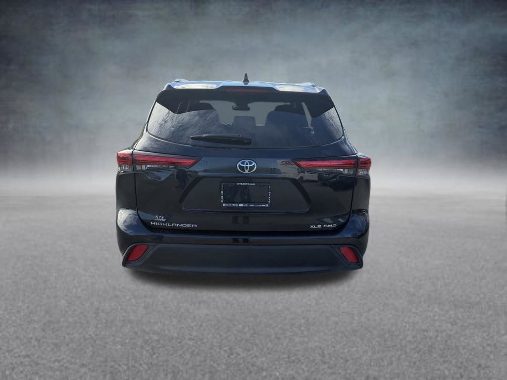 Used 2023 Toyota Highlander XLE AWD/4WD image 4