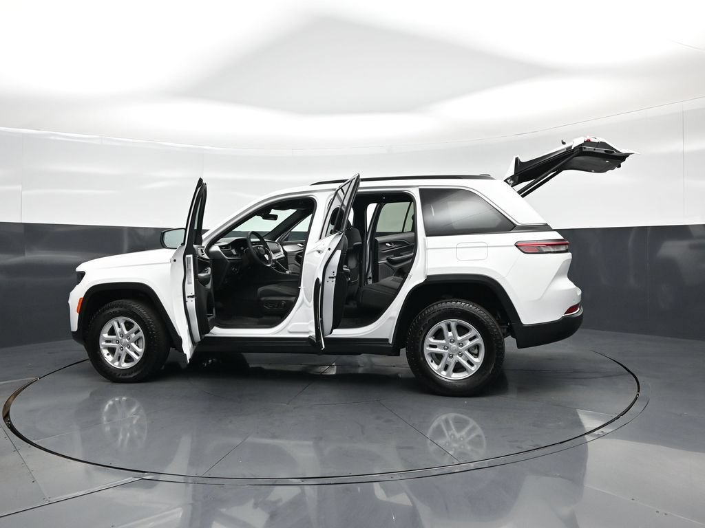 Used 2025 Jeep Grand Cherokee Laredo w/ Luxury Tech Group I AWD/4WD image 32