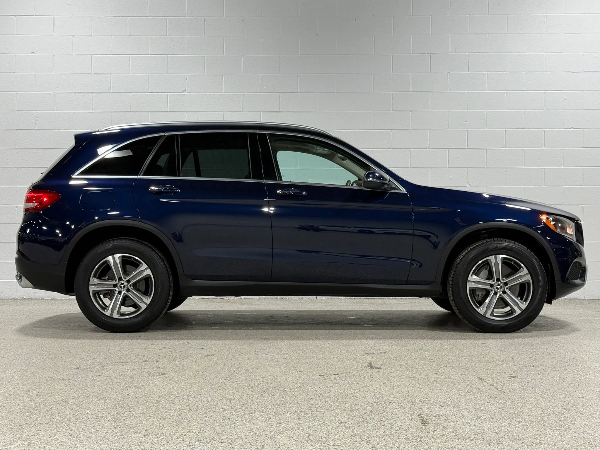 Used 2019 Mercedes-Benz GLC 300 4MATIC w/ Premium Package image 5