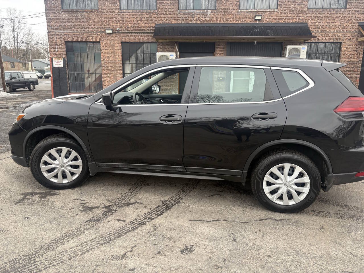 Used 2018 Nissan Rogue S AWD/4WD image 4