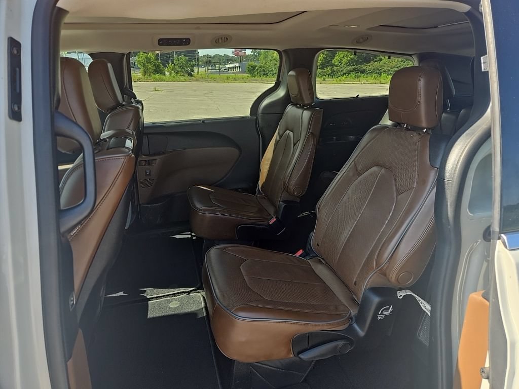 Used 2017 Chrysler Pacifica Limited FWD image 18