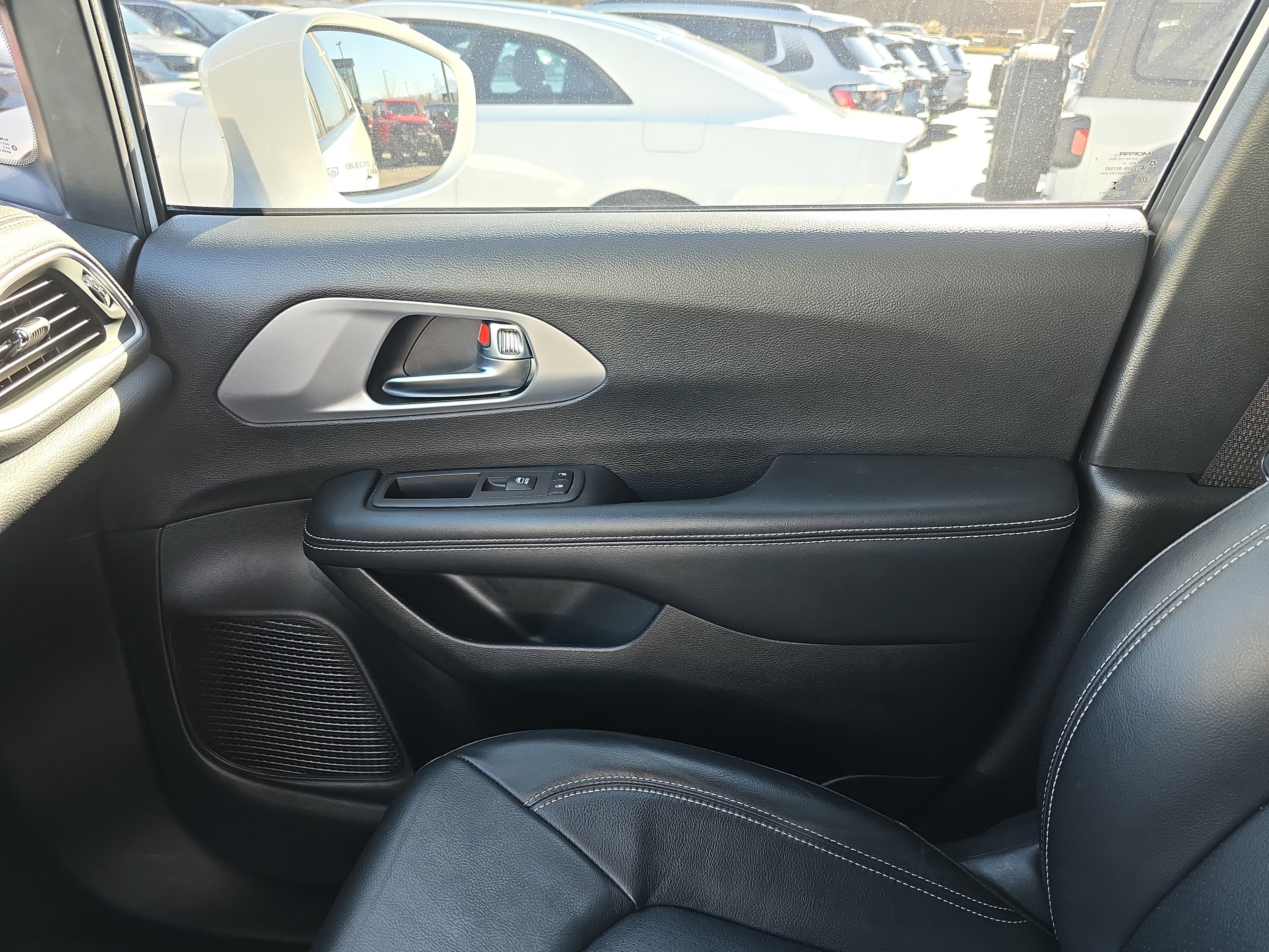 Used 2022 Chrysler Pacifica Touring-L w/ S Appearance Package image 24