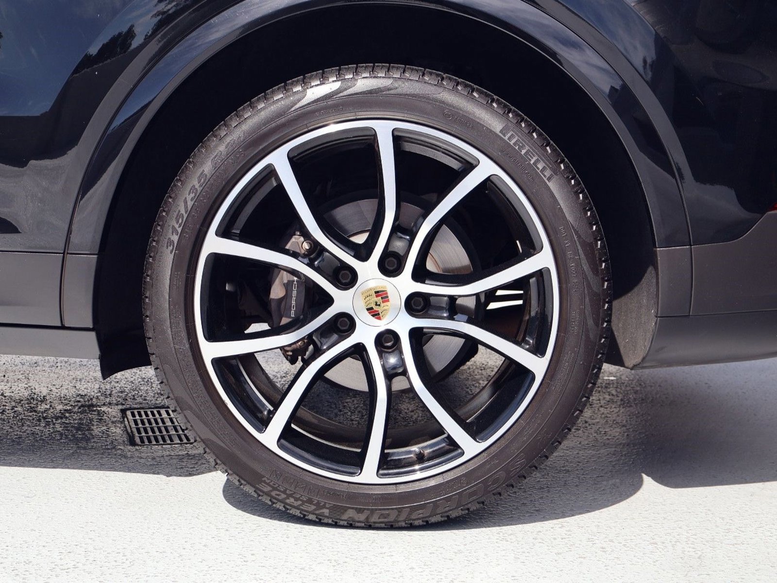 Certified 2023 Porsche Cayenne Platinum Edition image 27