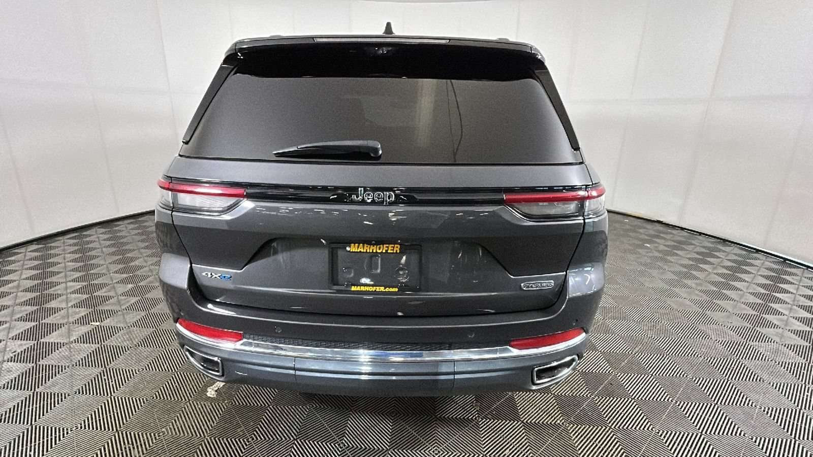 Used 2023 Jeep Grand Cherokee Overland w/ Luxury Tech Group IV AWD/4WD image 4