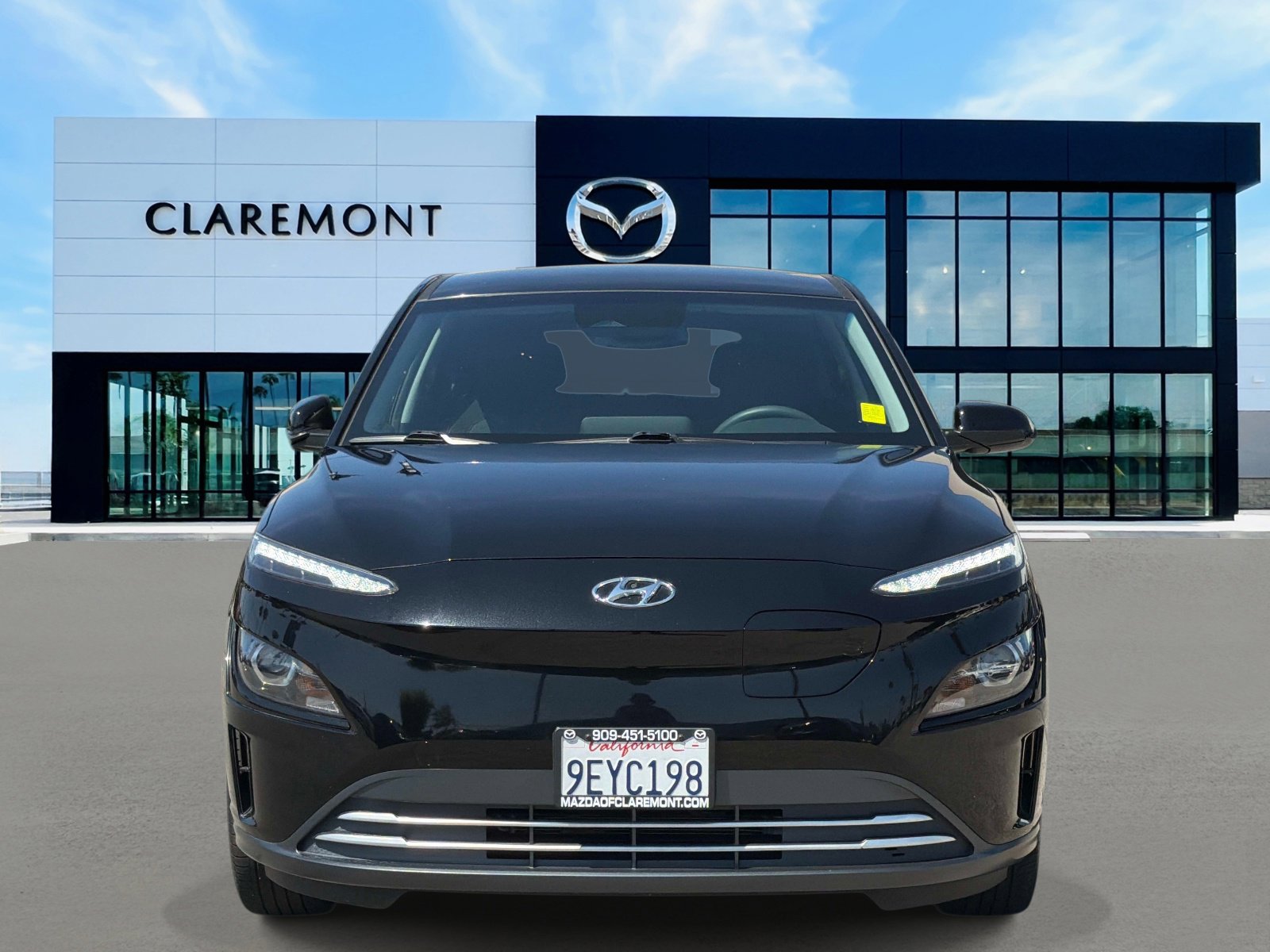 Used 2023 Hyundai Kona SE image 2