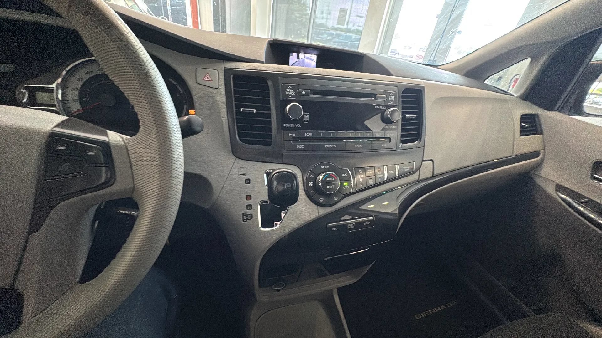 Used 2014 Toyota Sienna SE FWD image 39
