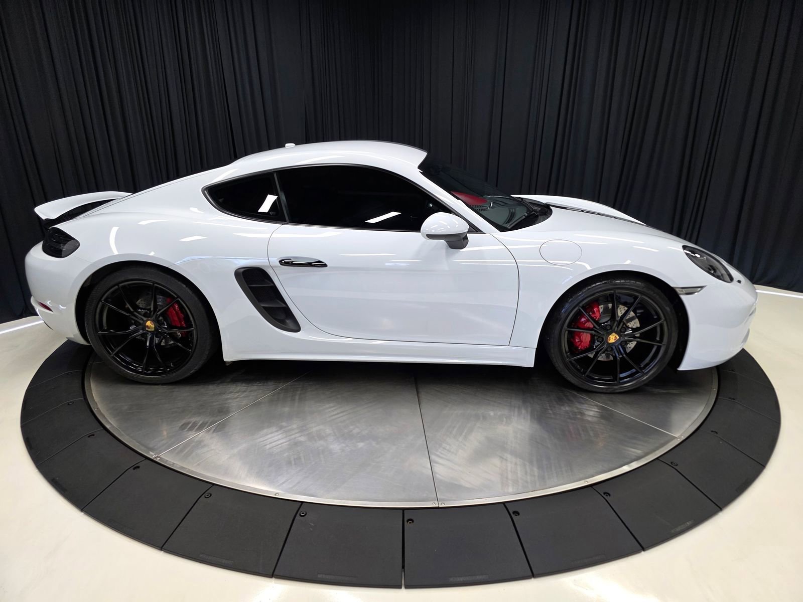 Used 2017 Porsche 718 Cayman RWD image 13