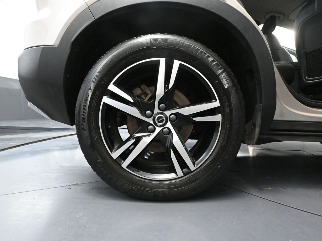 Used 2023 Volvo XC40 B5 Core image 15