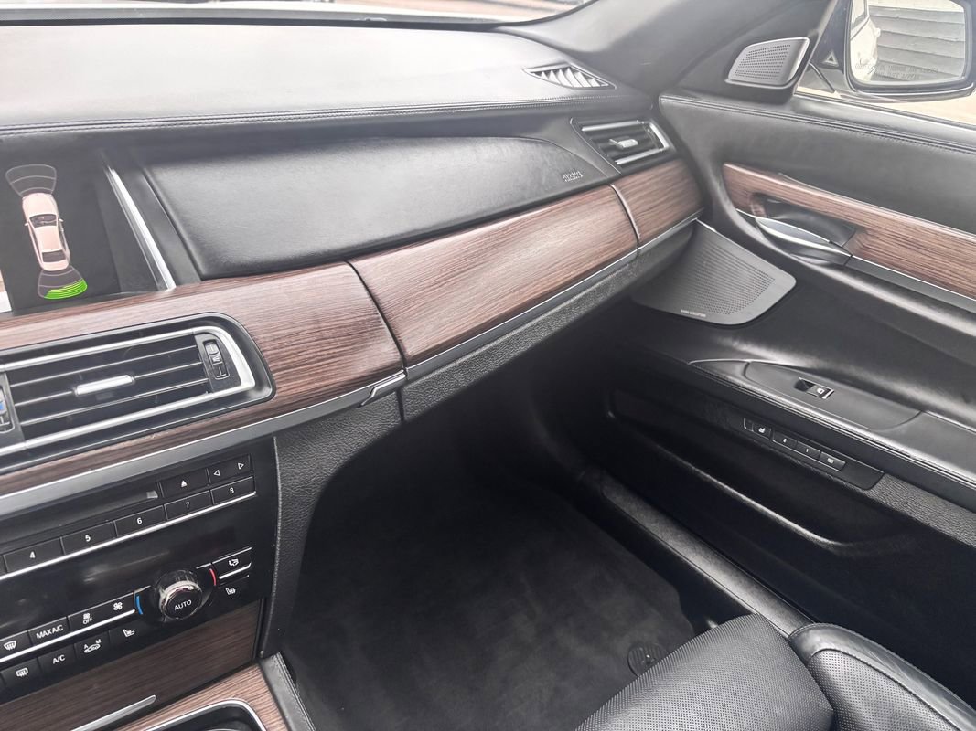Used 2015 BMW 750Li xDrive image 25