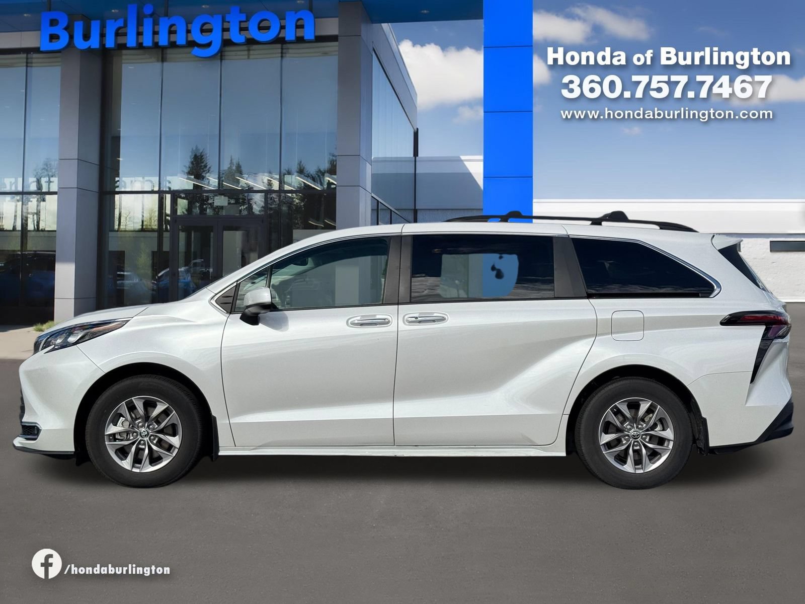 Used 2024 Toyota Sienna XLE w/ XLE Plus Package AWD/4WD image 3