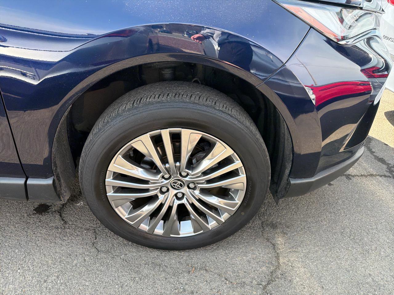 Used 2023 Toyota Venza XLE AWD/4WD image 4