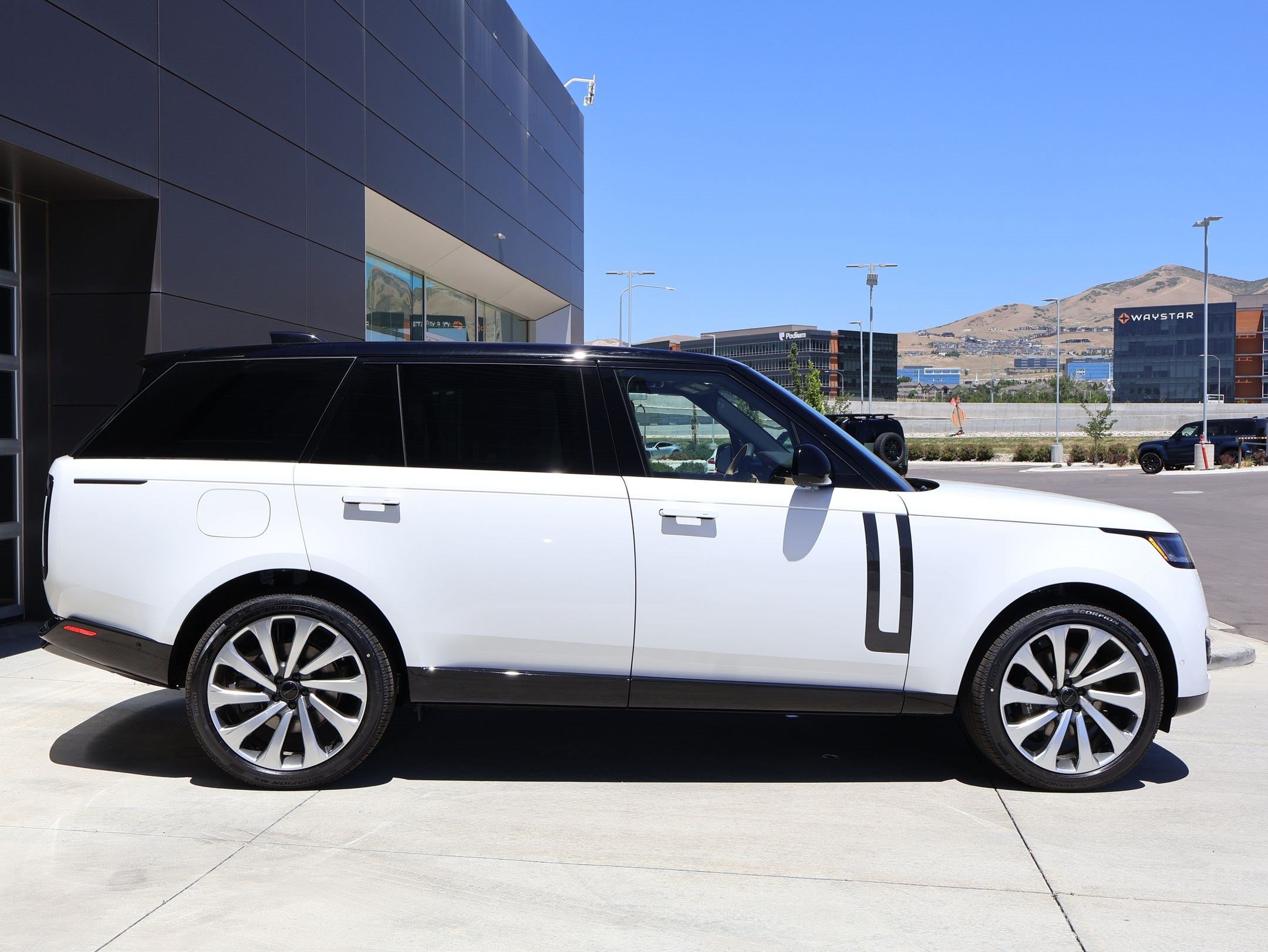 New 2026 Land Rover Range Rover Long Wheelbase SE AWD/4WD image 4