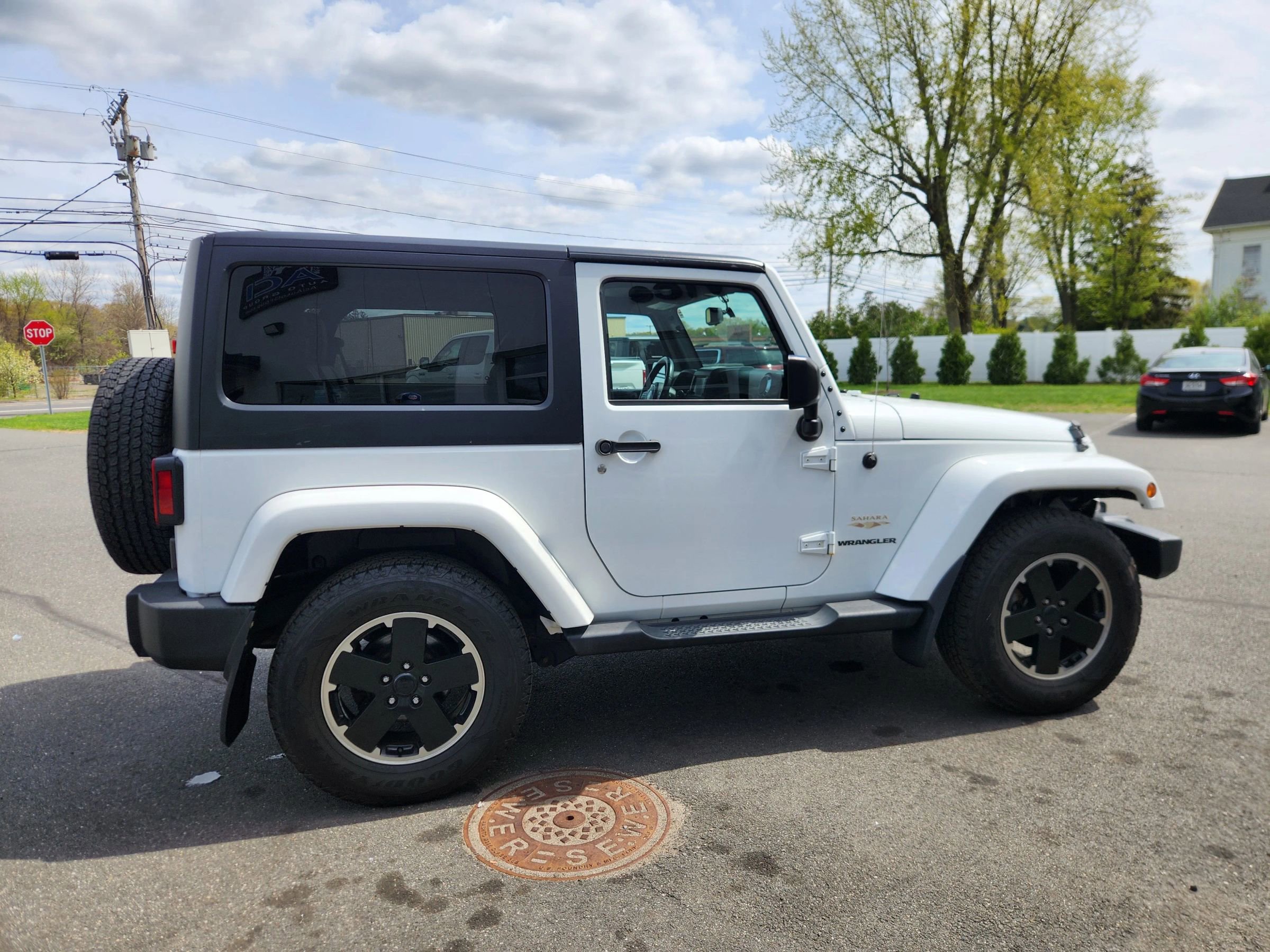 Used 2015 Jeep Wrangler Sahara w/ Dual Top Group AWD/4WD image 17