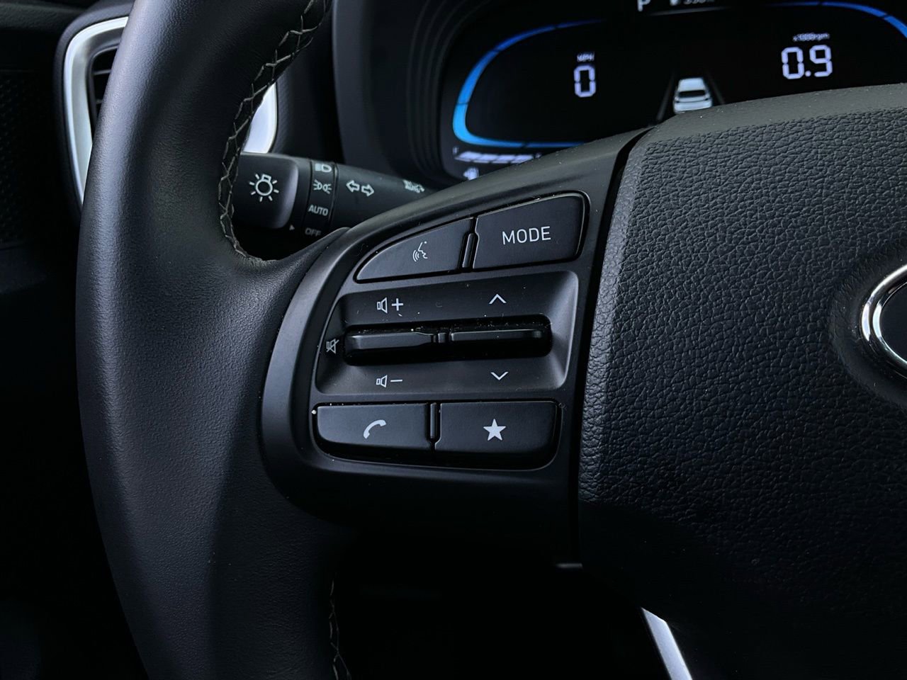 Used 2025 Hyundai Venue SEL image 34