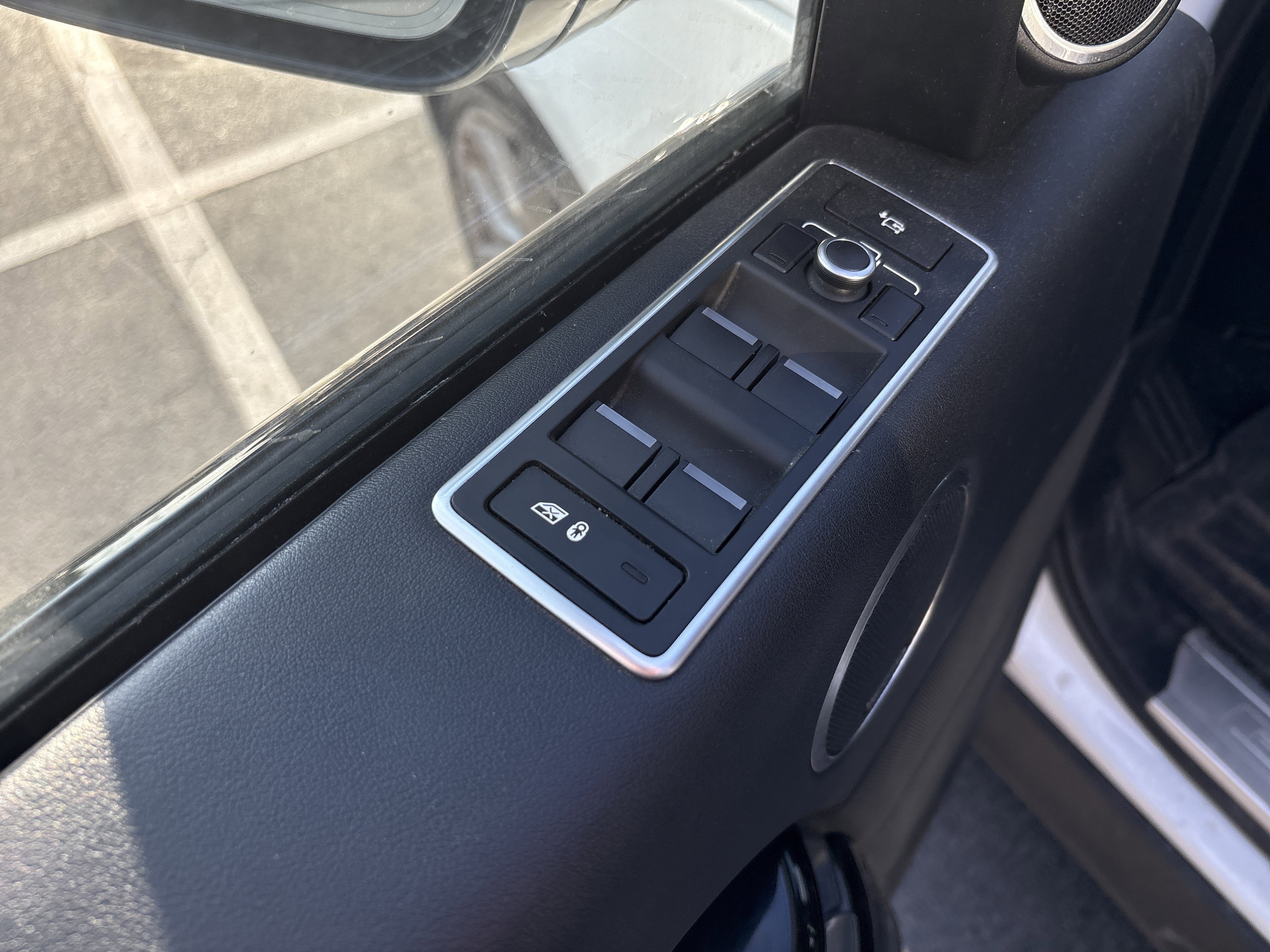 Used 2023 Land Rover Defender 90 X-Dynamic SE AWD/4WD image 16