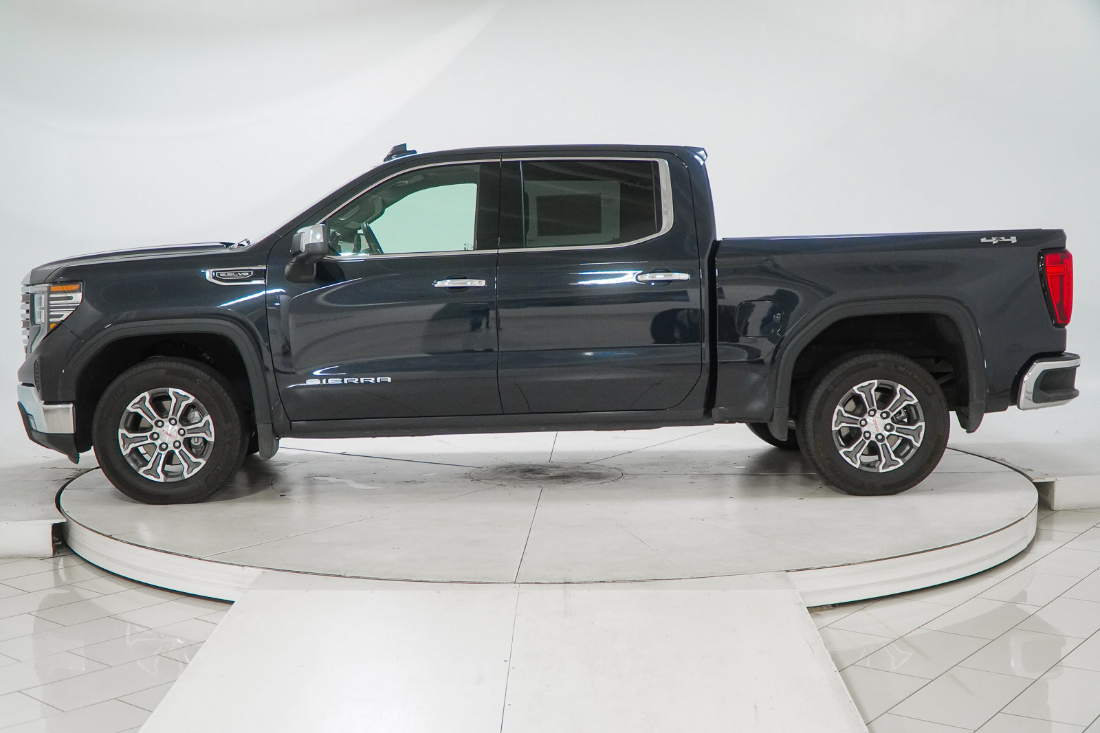 Used 2026 GMC Sierra 1500 SLT AWD/4WD image 4