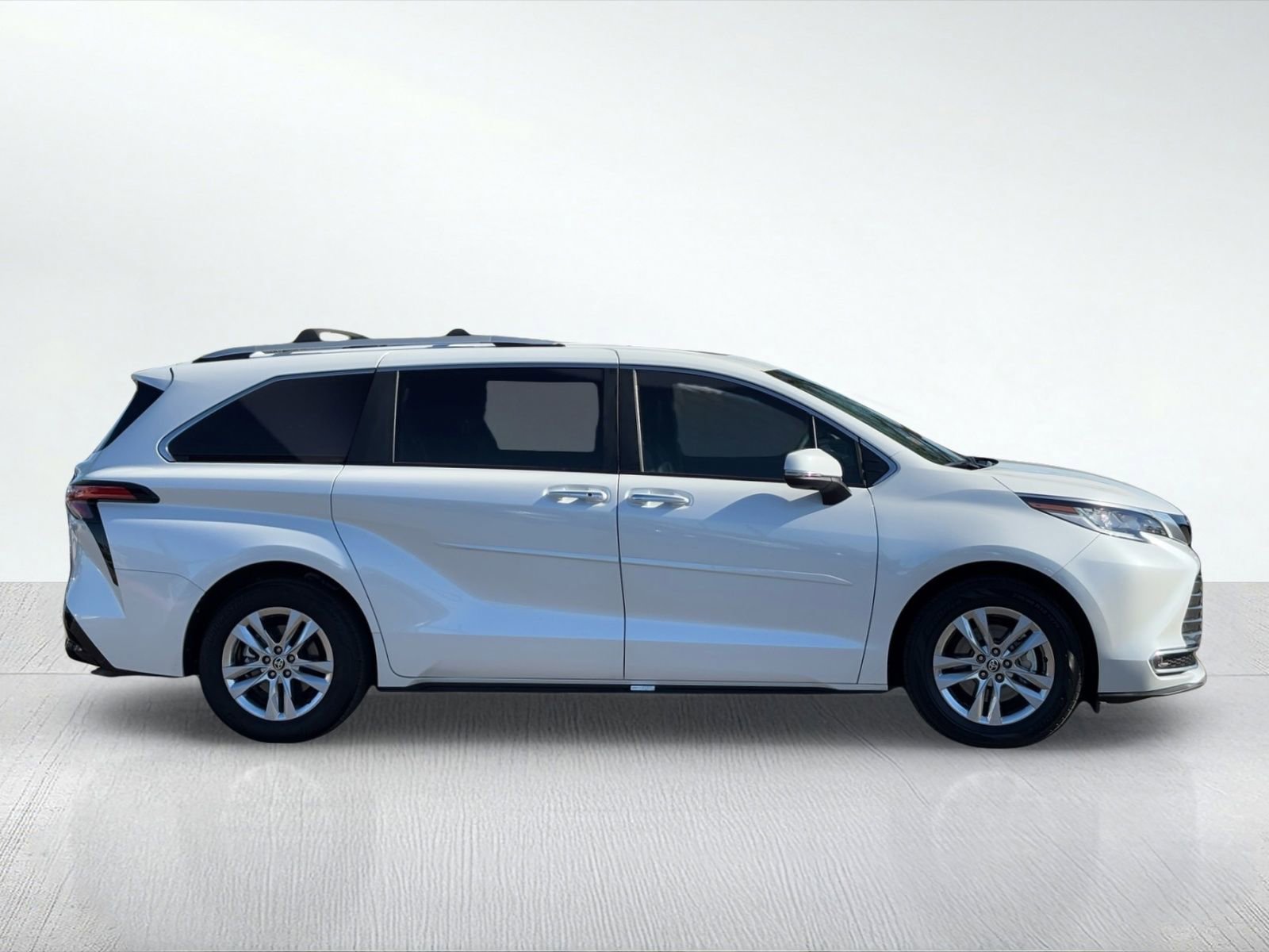 Used 2025 Toyota Sienna Limited image 5